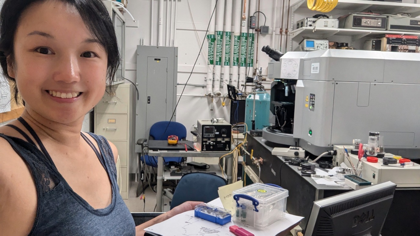 Queenie working in the lab during her research trip to the USA 